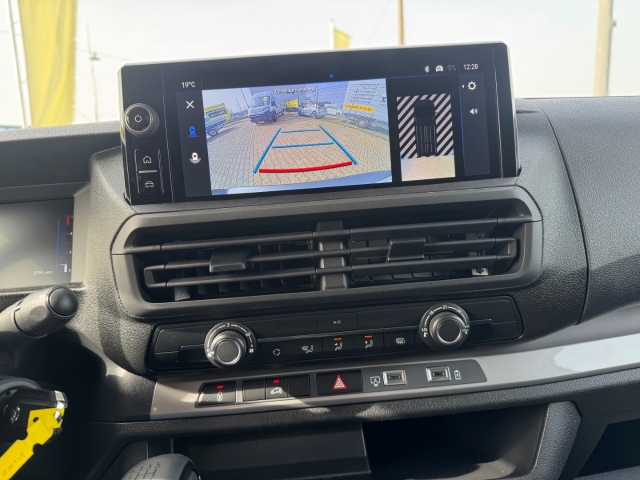 OPEL Vivaro Kasten Rückfahrkamera & AHK OPEL Vivaro Kasten Rückfahrkamera & AHK